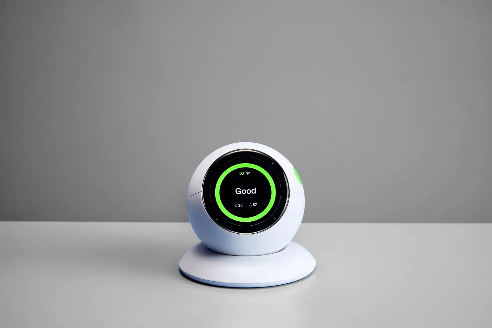 ecoCare Air Sensor warna White di atas meja, layar menunjukkan kualitas udara “Good”