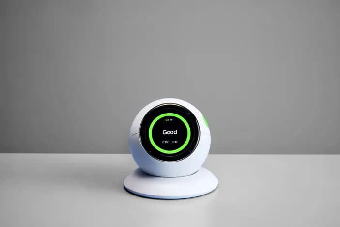 Perangkat ecoCare Air Sensor dengan layar indikator kualitas udara
