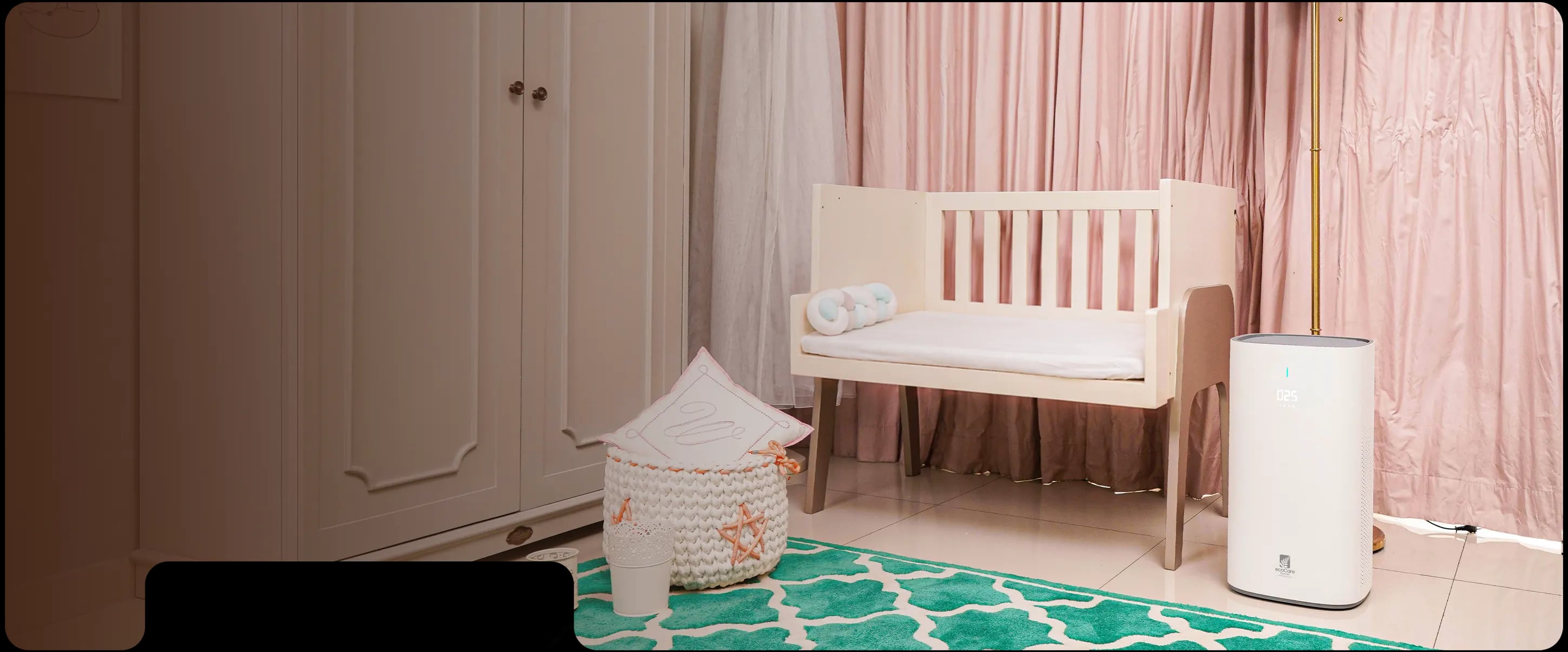 Kamar bayi dengan boks bayi dan purifier ecoCare Pure Air
